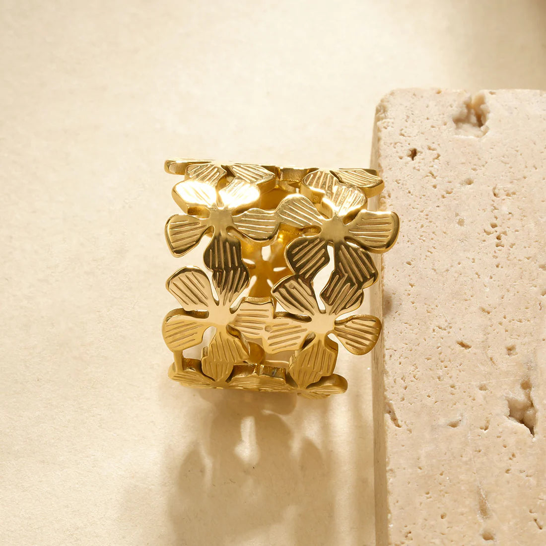 Bague Dorée Large Fleurs Ajourées À Pétales