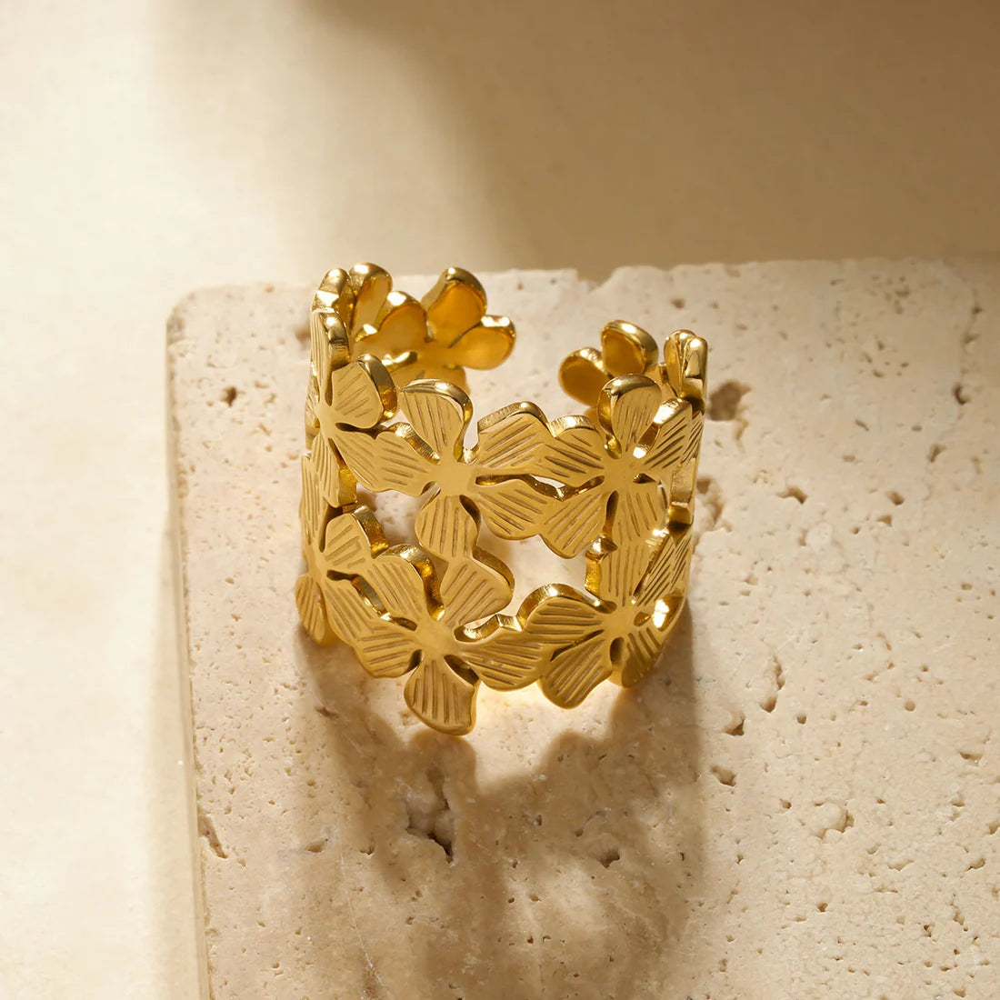 Bague Dorée Large Fleurs Ajourées À Pétales