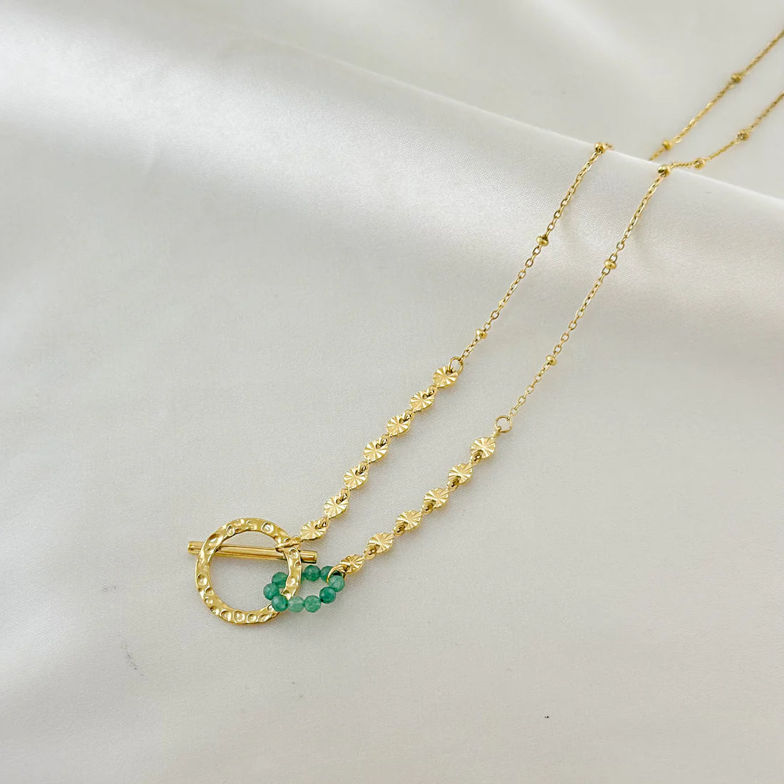 Collier Doré Cercle Martelé Et Barre Avec Anneau Perles Vertes