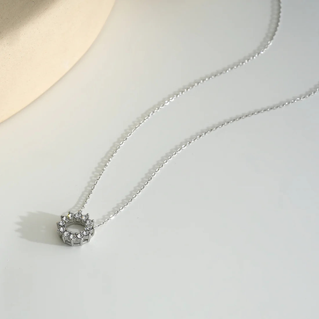 Collier Chaîne Argentée Couronne En Strass