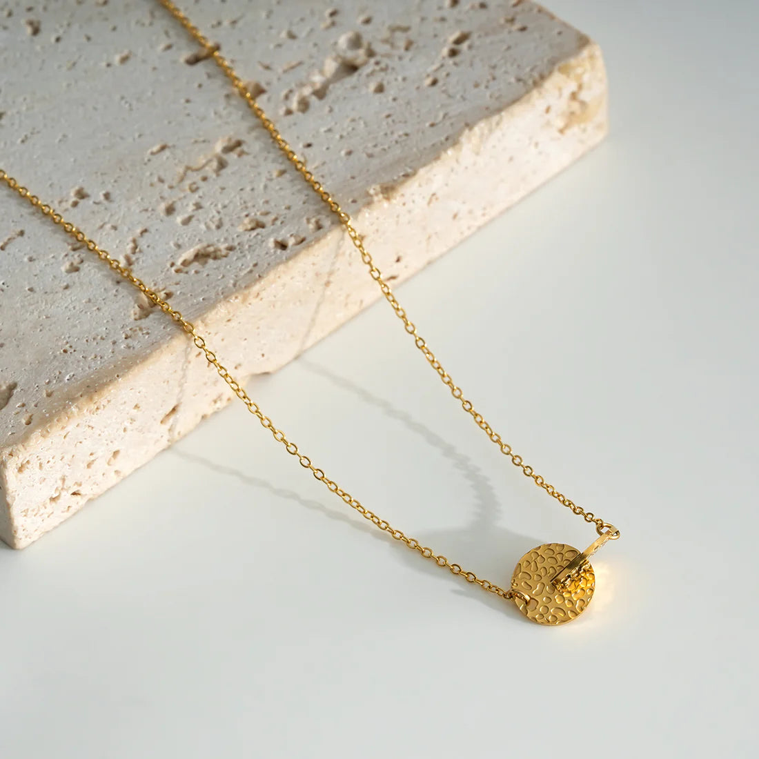 Collier Chaîne Dorée Plaques Rondes Croisées